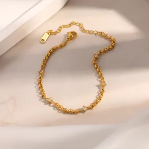 Dettaglio di bracciale in acciaio inossidabile placcato oro con zirconi trasparenti