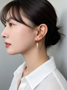 Modella asiatica con eleganti orecchini pendenti rettangolari S925 in oro martellato