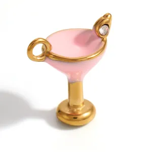 Detailansicht eines rosa Emaille Cocktailglas-Anhängers mit goldener Schlange