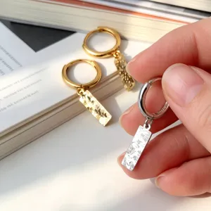Squisiti orecchini a cerchio in argento S925 con ciondoli rettangolari con trama martellata