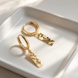 Eleganti orecchini a cerchio dorati con pendente rettangolare martellato in argento S925.