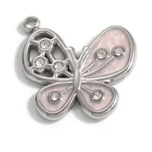 Makroaufnahme eines Schmetterlingsanhängers aus Edelstahl mit rosa Emaille und Strass.