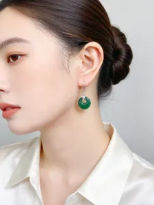 Eleganti orecchini in argento S925 con pendente in calcedonio verde mostrati su modella