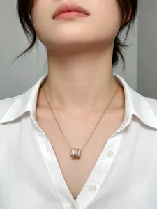 Elegante collar de plata S925 bañada en oro con colgante de cilindro en el cuello de modelo