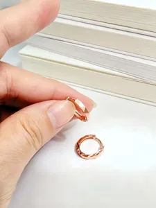 Vista dettagliata degli orecchini a cerchio in argento S925 oro rosa con design geometrico.