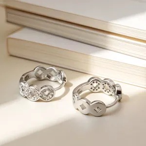 Pendientes de aro vintage de plata S925 con diseño de moneda china y detalles de circonita