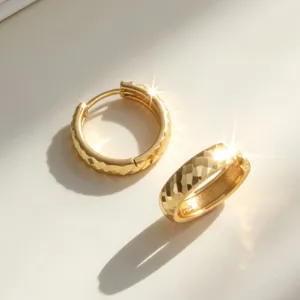 Elegantes pendientes de aro de plata S925 bañados en oro con diseño diamantado.