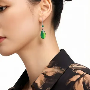 Elegante chinesische S925 Silberohrringe mit grünem Wassertropfenanhänger am Model