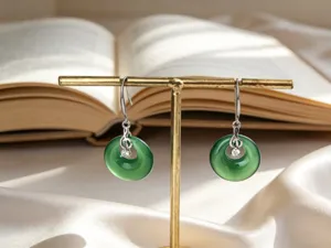 Detalle de pendientes de nota musical de plata S925 con dijes de dónut verde en soporte