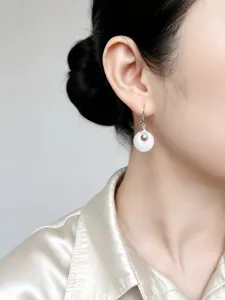 Elegantes pendientes de gancho de plata S925 con piedra estilo jade Ping'an Kou blanca