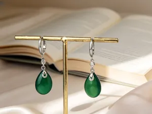 Orecchini eleganti in argento S925 con gocce di calcedonio verde su supporto dorato.