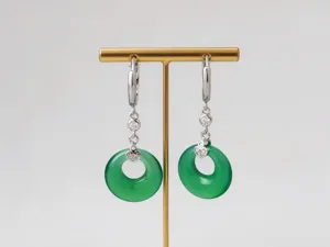 Dettaglio orecchini cinesi in argento S925 con pendente a ciambella verde giada