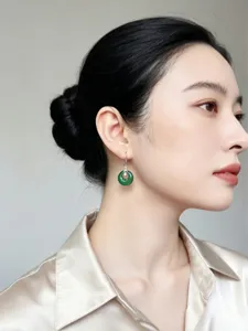 Elegantes pendientes de gancho de plata S925 con piedras de dona verdes en modelo asiática