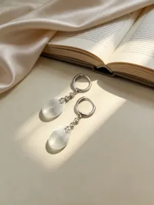 Primo piano di eleganti orecchini a goccia in argento S925 con calcedonio