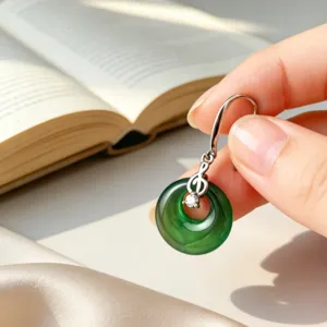 Pendiente de gancho de plata S925 elegante con nota musical y jade verde Ping'an Kou