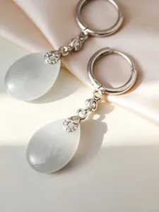 Vista dettagliata di eleganti orecchini a goccia in argento S925 con pietra bianca