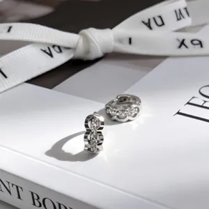 Pendientes huggie de plata de ley S925 con piedras brillantes y textura fina