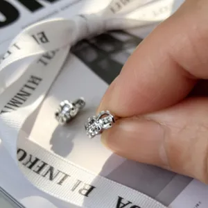 Pendientes de aro mini 6mm de plata S925 con textura tallada y piedras brillantes
