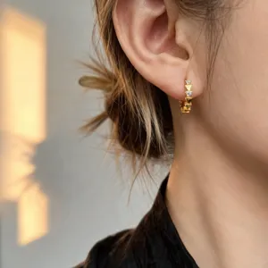 Elegantes pendientes de aro triangulares de plata S925 con circonitas brillantes.