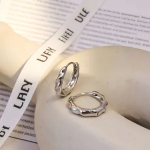 Minimalistische S925 Sterling Silber Creolen mit Wellendesign für täglichen Komfort.
