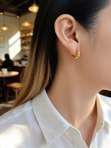 Vista macro de los elegantes pendientes de aro con burbujas en una modelo asiática