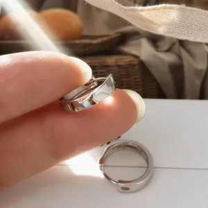 Orecchini a cerchio minimalisti in argento sterling S925 in stile neutro quotidiano