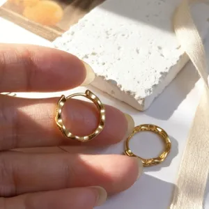 Elegante goldene S925 Silber Creolen mit Wellendesign für täglichen minimalistischen Stil
