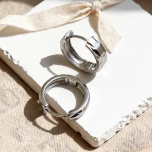 Elegantes pendientes de aro geométricos de plata S925 con textura facetada mujer