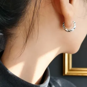 Elegantes pendientes de aro de plata 925 facetados con un diseño de corte de diamante