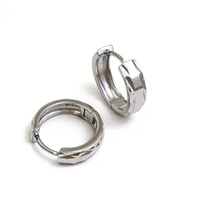 Elegantes pendientes de aro de plata S925 con textura de corte diamante única.