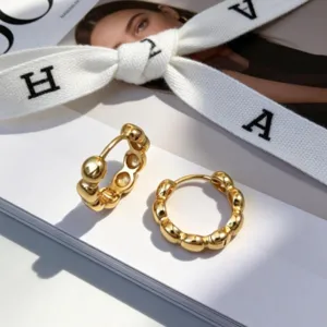 Pendientes de aro bubble en plata S925 dorada, diseño minimalista para uso diario.