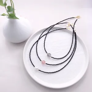 Dettaglio di eleganti girocollo in spinello nero con accenti in perla e pietre dure.
