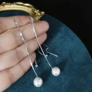 Detailopname van elegante S925 zilveren lange ketting oorbellen met witte parels