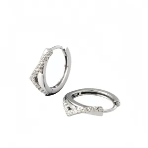 Elegante 925 sterling zilveren V-vormige huggie klapoorringen met zirkonia steentjes.