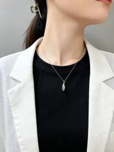 Vista detallada de un collar con colgante de gota de agua minimalista en plata de ley S925.