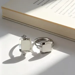 Eleganti orecchini a cerchio in argento S925 con centro in smalto bianco e design quadrato