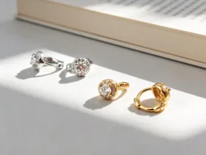 Detalle de mini pendientes de aro para cartílago en plata S925 y oro con cristales