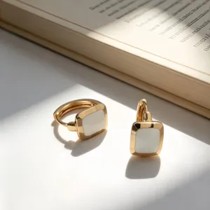Eleganti orecchini a cerchio quadrati in argento S925 placcato oro con smalto bianco