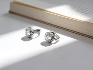 Detalle macro de pendientes de aro para cartílago en plata S925 de 6 mm con circonitas