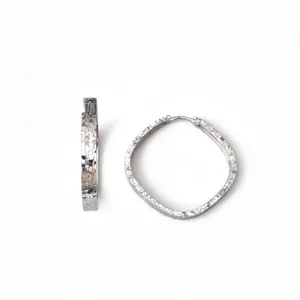 Pendientes de aro de rombo de plata de ley S925 con textura de escamas de pescado.