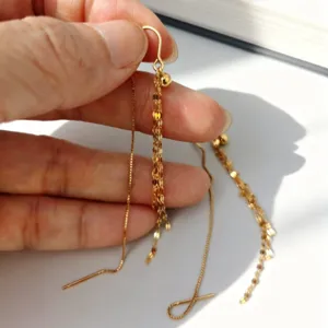 Eleganti orecchini S925 in argento placcato oro con nappine lunghe e catena a labbra