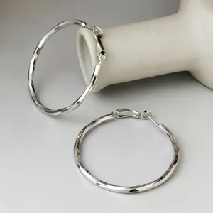 Eleganti orecchini a cerchio Möbius in argento sterling S925 con una finitura lucida
