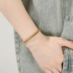 Impresionante detalle en primer plano de una elegante pulsera de cadena dorada en la muñeca.