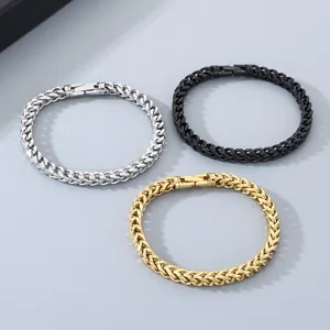 Detalles en primer plano de pulseras de cadena metálica con cierres redondos y acabado pulido.