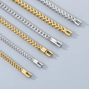 Vista detallada de elegantes pulseras de cadena de metal en oro y plata con cierres únicos.