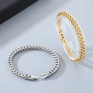 Detalle de pulsera de cadena de acero, acabado pulido, diseño de joyería elegante y minimalista.