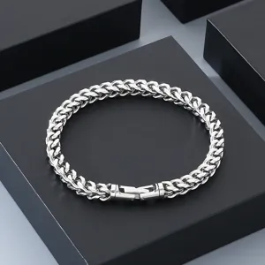 Brazalete de cadena de plata pulida con cierre seguro y acabado metálico refinado.