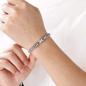 Detalle de pulsera de cadena de acero inoxidable, joya minimalista cierre giratorio.