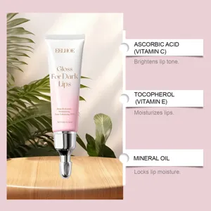 Vue détaillée du tube de brillant à lèvres hydratant avec vitamines C et E, applicateur lisse.