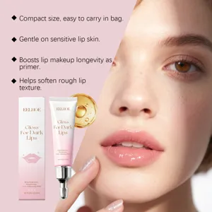 Gros plan détail du tube de gloss et effet hydratant sur les lèvres, soin cosmétique portable.